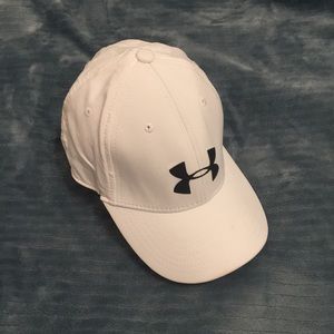 White Youth SM/MD Under Armour elastic band hat